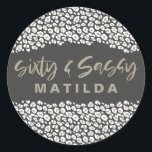 Leopard druckt sechzig und sassy 60. Geburtstagspa Runder Aufkleber<br><div class="desc">Leopard drucken sechzig und sassy 60. Geburtstagsfeier Einladung. Teil einer lustigen Sammlung von Trend-Tierschriften.</div>