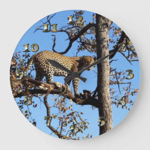 Leopard in einem Baum in Afrika Große Wanduhr