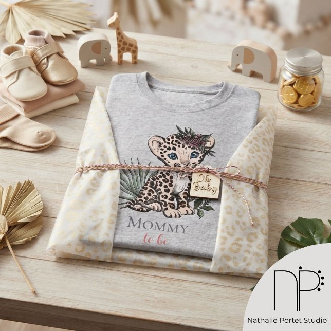 Leopard-Mädchen-Junges-Mama-wird-Baby-Party T-Shirt (hand-drawn baby leopard girl cub and editable text for safari baby shower apparel)