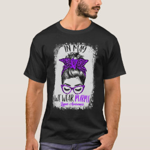 Leopard Messy Hair Bun im Mai tragen wir Lila Lupu T-Shirt