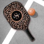 Leopard-Monogramm-Tierdruck Pickleball Schläger<br><div class="desc">Ein schicke Goldfolienleopardprint in Rose schmückt diesen Laptop-Ärmel. Personalisieren Sie es mit Ihrem Monogrammnamen. Entworfen für Sie von BlackBerry Boulevard.</div>