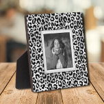 Leopard Muster Frameless Foto Easel Back Fotoplatte<br><div class="desc">Ein Schwarz-Weiß-Leopardenmuster, das dimensioniert aussieht, schafft einen wunderschönen Rahmen für Ihr Lieblings-Foto auf dieser Tischplatte mit eingebautem Aasel. Das Bild wird direkt auf die Hartplatine gelegt, um ein atemberaubend knuspriges Bild mit einer leicht abwischbaren, sauberen Oberfläche zu erhalten. Gut als Geschenk oder um Ihr Lieblings-Foto in Ihrer Zuhause anzuzeigen. TIPP:...</div>