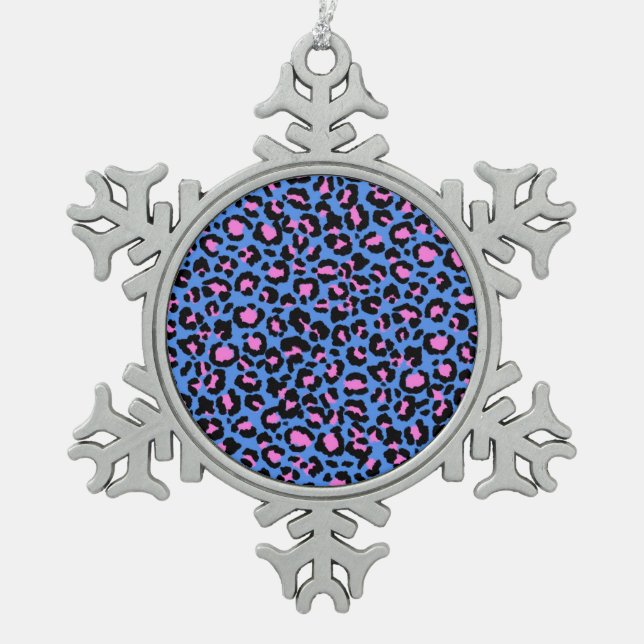 Leopard Muster in Raspberry auf Electric Blue Schneeflocken Zinn-Ornament (Vorderseite)