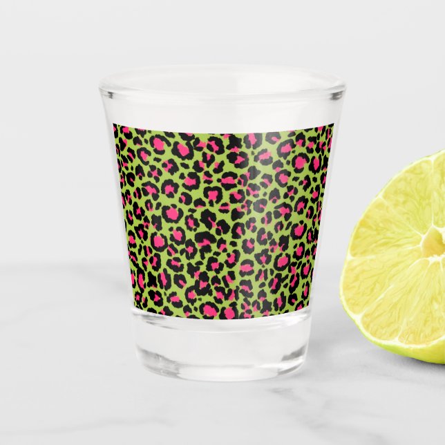 Leopard Muster in Raspberry auf Lime Green Schnapsglas (Vorderseite)