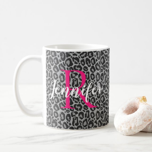 Leopard personalisiert Hot Pink Monogramm und Name Kaffeetasse (Mit Donut)