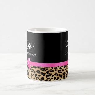 Leopard-Pink beugt sein eine Kaffeetasse