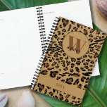 Leopard Print Brown Black Mit Monogramm 2023 Planer<br><div class="desc">Leopardenprint,  mit Monogramm Planer in Schwarz und Braun. Die Vorlage ist für Sie bereit,  um Ihre Monogramm (Initial und Name) und das Jahr hinzuzufügen. Moderne Typografie und schicke Tierprägung.</div>