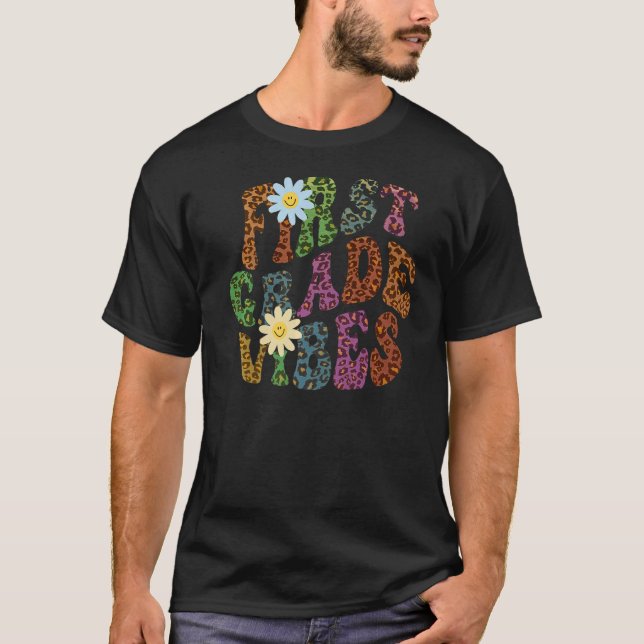 Leopard Print FIRST GRADE VIBES Lehrer Friedens-Li T-Shirt (Vorderseite)