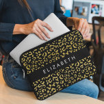 Leopard Print, Gold Leopard, Glitzer, Ihr Name Laptopschutzhülle<br><div class="desc">Elegantes,  stilvolles und raffiniertes Leopardenmuster in goldener Farbe. Modernes und trendiges Geschenk,  perfekt für den Liebhaber von Tierdrucken in Ihrem Leben. Personalisieren Sie diese durch Hinzufügen von Namen,  Spitznamen,  Monogramm oder Initialen.</div>