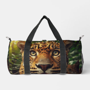 Leopard starrt beim Wassertrinken im Dschungel Duffle Bag