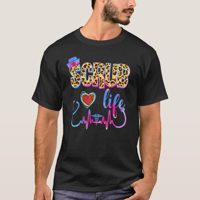 Leopard Tie Dye Scrub Life Stethoscope Leopard Nur T-Shirt (Vorderseite)