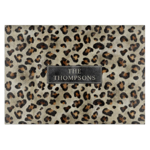 Leopard-Tierdruck mit schwarzer Faux-Folie und Nam Schneidebrett