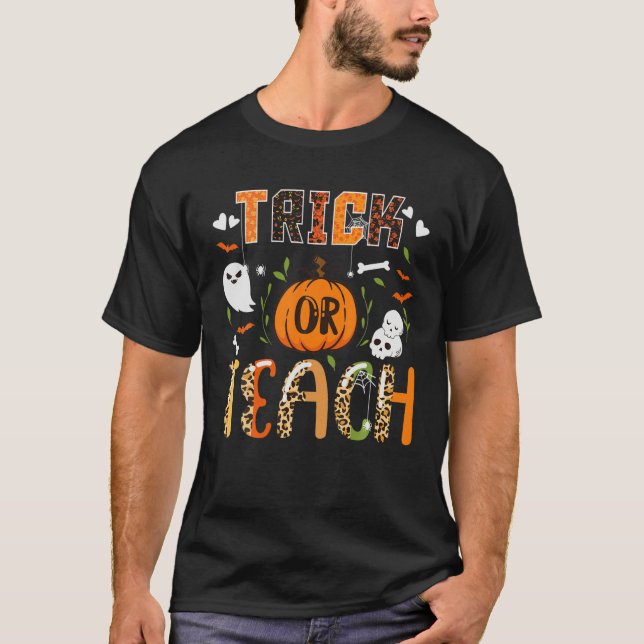 Leopard Trick Or Teach Cute Halloween Teacher Boo T-Shirt (Vorderseite)