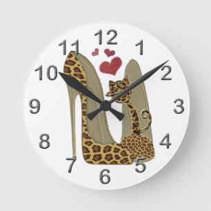 Leoparddruck Stilett-Schuhe und niedliche Runde Wanduhr