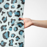 Leopardendrucke, Leoparden-Spots, Blauer Leopard Schal<br><div class="desc">Elegantes,  stilvolles und raffiniertes Leopardenmuster in blauer Farbe. Modernes und trendiges Geschenk,  perfekt für den Liebhaber von Tierdrucken in Ihrem Leben.</div>