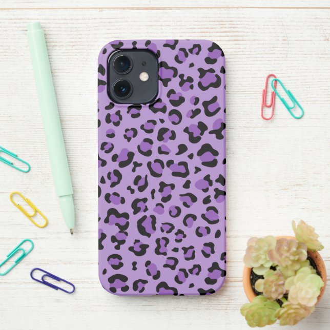 Leopardendrucke, Leoparden-Spots, Lila Leopard iPhone Hülle (Auf dem Schreibtisch)