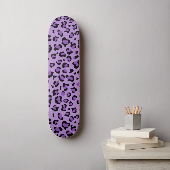 Leopardendrucke, Leoparden-Spots, Lila Leopard Skateboard (Wandkunst)