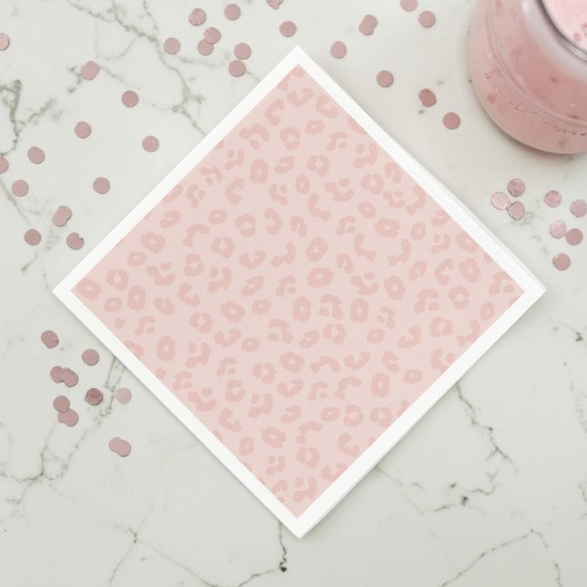 Leopardenmuster in Rosa Serviette (A pink leopard print napkin on a white marble countertop with muted pink confetti and a pink drink.)