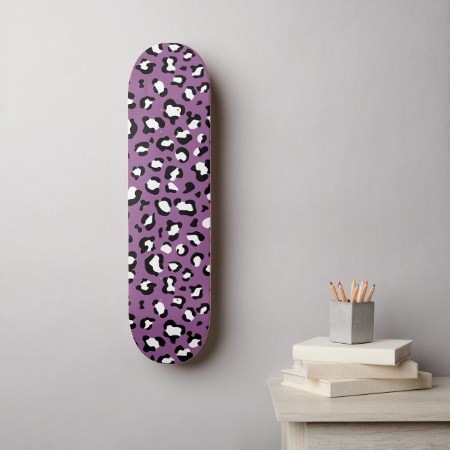 Leopardenmuster, Leoparden, Lila Leopard Skateboard (Wandkunst)