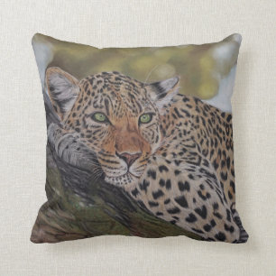 Leopardkatze, die in einem Baumkissen liegt Kissen