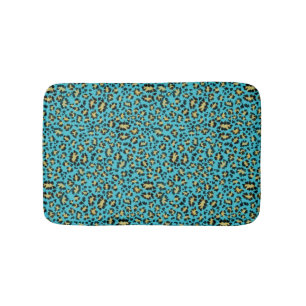 Leopardprint auf gemütlicher blauer Badematte