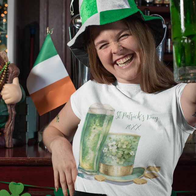 Leprechaun Hat mit Grünem Bier am St. Patrick's Da T-Shirt (Cheers and customize this St Patrick's Day T Shirt on any style for men and women. )