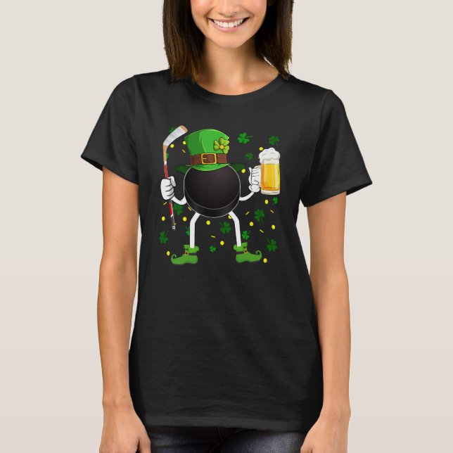 Leprechaun Hockey Puck Stick & Glass Of Beer St Pa T-Shirt (Vorderseite)