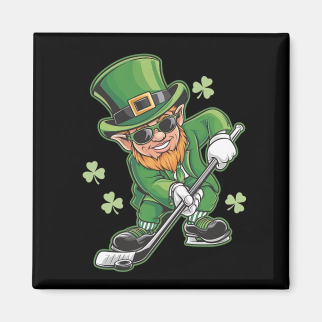 Leprechaun Playing Hockey St Patrick's Day Magnet (Vorne)