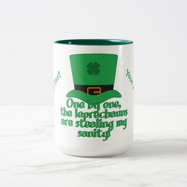 Leprechauns Stealing Sanity-Tasse Zweifarbige Tasse (Mittel)