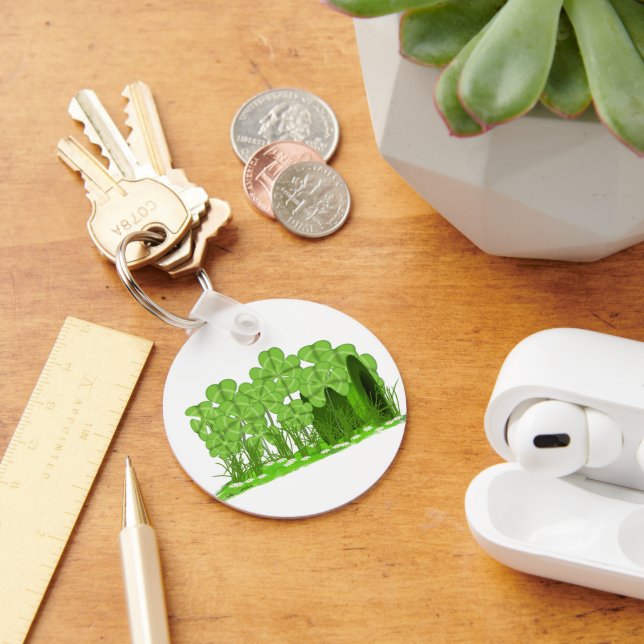 Leprechaun's Top Hat Lying im Bereich der Kleeblät Schlüsselanhänger (Schreibtisch)