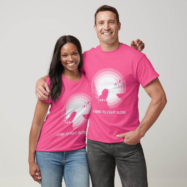 Lerne allein zu kämpfen – Löwe unter Mondlicht T-Shirt (Unisex)