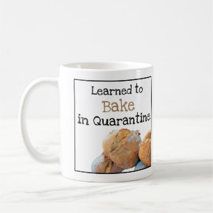 Lernt in Quarantäne Spaß Text mit Brot zu backen Kaffeetasse