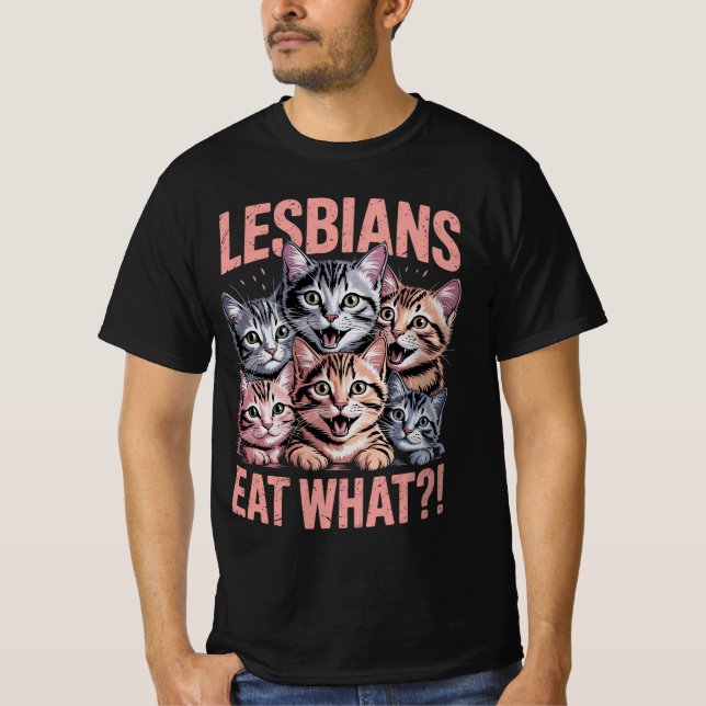 Lesben essen, was die lustige Katze Lesbian LGBTQ  T-Shirt (Vorderseite)