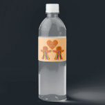 Lesbian Christmas Gingerbread Ladys Couple Wasserflaschenetikett<br><div class="desc">Dieses phantastische Schild mit Wasserflaschenetiketten zeigt ein digitales Kunstbild eines niedlichen Lebkuchens Lesben. Die Lebkuchendamen haben hübsche Wimpern und tragen einen roten Lippenstift. Sie haben Röcke und Oberteile überzogen. Das Ringen auf der Kleidung passt zu den Farben der Stolzflagge. Beide haben ein großes Lächeln. Über dem Paar liegt ein Lebkuchenherz,...</div>