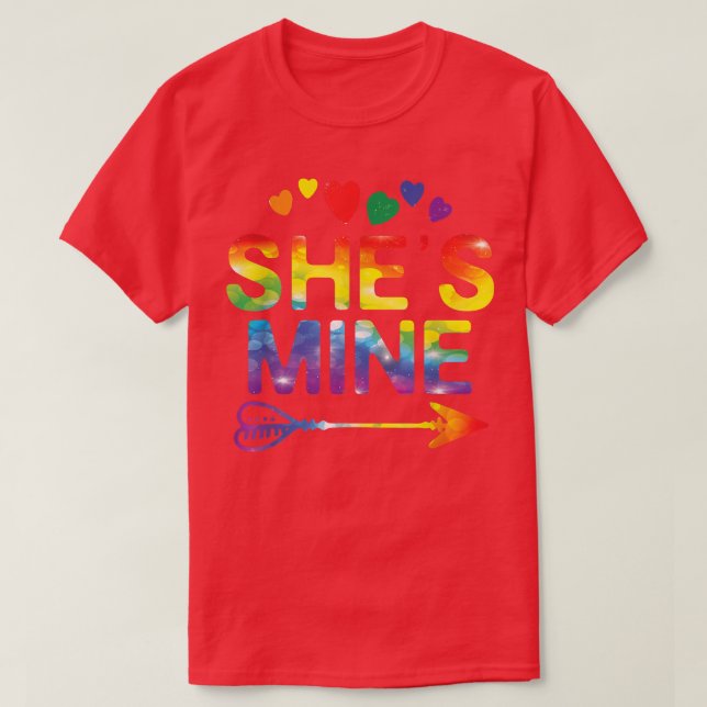 Lesbian Couple Funny Sie ist meine, die LGBT Prid  T-Shirt (Design vorne)