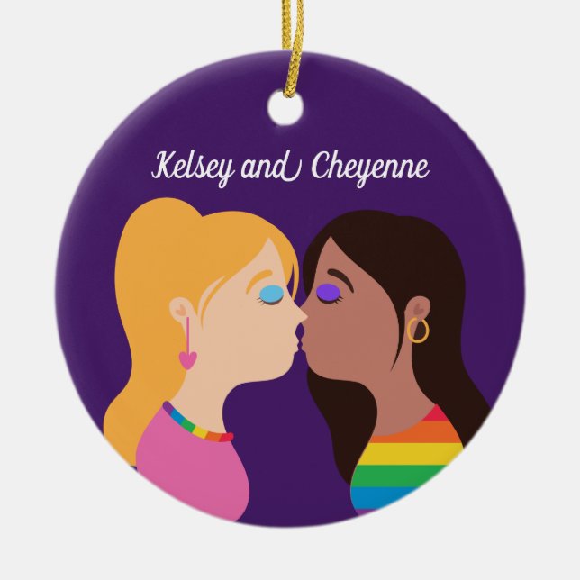 Lesbian Couple Kiss Niedlich Custom Gay Pride Lila Keramik Ornament (Vorne)