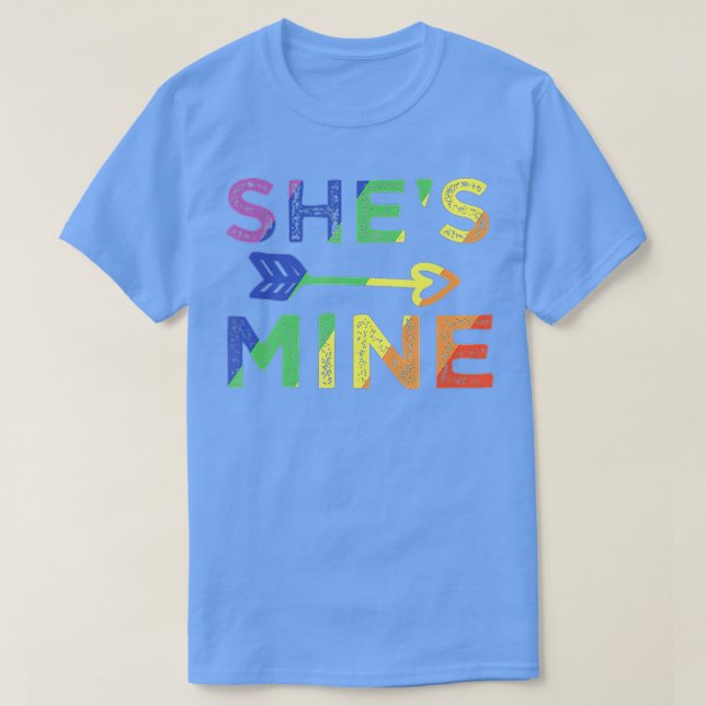 Lesbian Couple s Shes Mine Match LGB Pride T-Shirt (Design vorne)