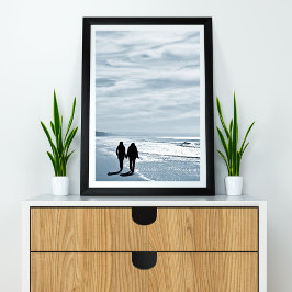Lesbian Couple Walks Side by Side am Sandstrand Poster