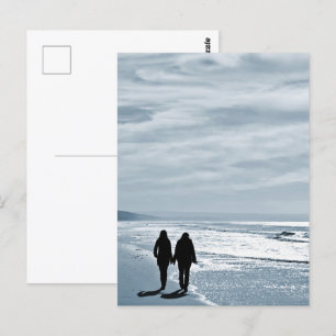 Lesbian Couple Walks Side by Side am Sandstrand Postkarte
