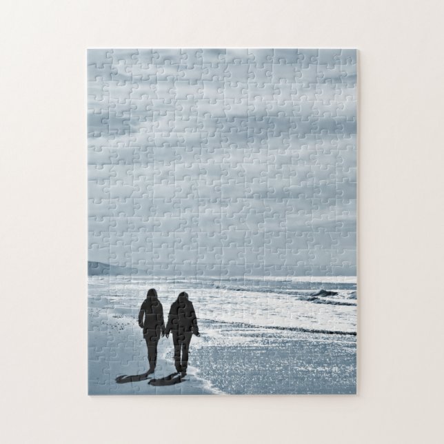 Lesbian Couple Walks Side by Side am Sandstrand Puzzle (Vertikal)
