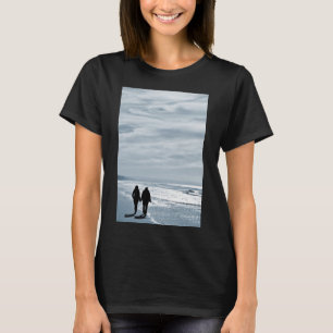 Lesbian Couple Walks Side by Side am Sandstrand T-Shirt