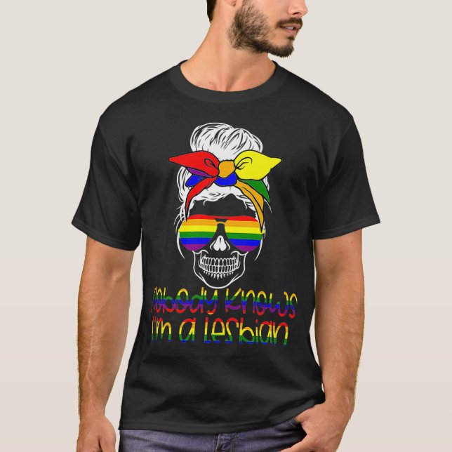 Lesbian kennt niemanden Gay Pride Monat LGBTQ Witz T-Shirt (Vorderseite)