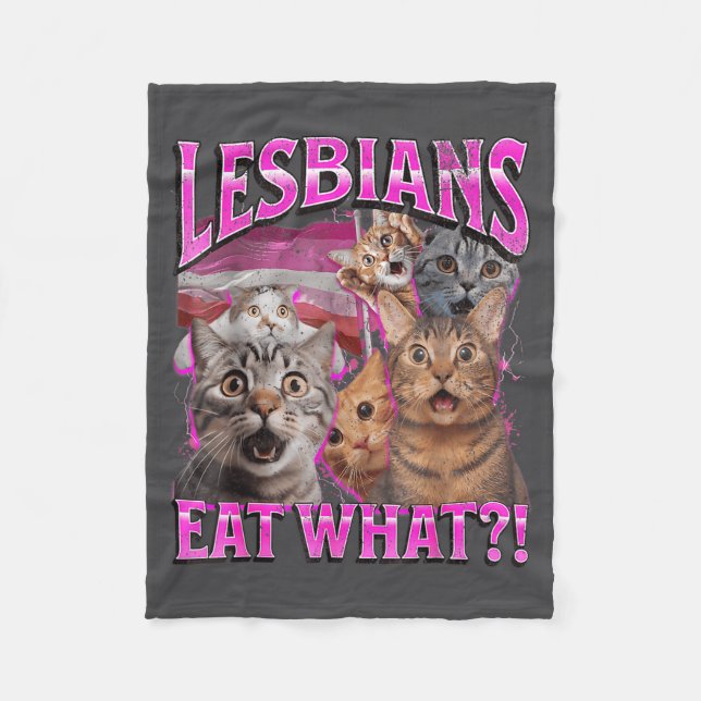 Lesbians Eat What_! Funny Cat Gay Pride Lgbtq Pun  Fleecedecke (Vorderseite)