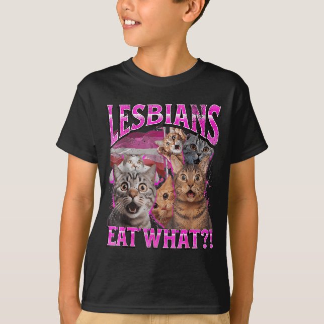 Lesbians Eat What_! Funny Cat Gay Pride Lgbtq Pun  T-Shirt (Vorderseite)