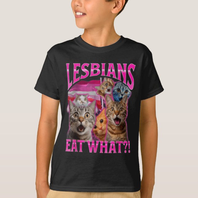 Lesbians Eat What_ Funny Cat Rude Gay Pride Lgbtq  T-Shirt (Vorderseite)