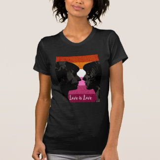 Lesbische Flagge mit zwei weiblichen Silhouetten T-Shirt