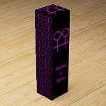 Lesbische Liebhaber individualisierbare Weingesche Weinbox<br><div class="desc">Diese phantastische Geschenkbox ist für Lesben konzipiert. Es verfügt über zwei rosa Frauensymbole, die nebeneinander stehend sind. Der Hintergrund ist schwarz, und in jedem der Symbole ist ein anpassbarer rosa Text vorhanden. Die Namen des Ehepaares können auch an der Vorderseite der Geschenkboxen angebracht werden, und auf beiden Seiten gibt es...</div>