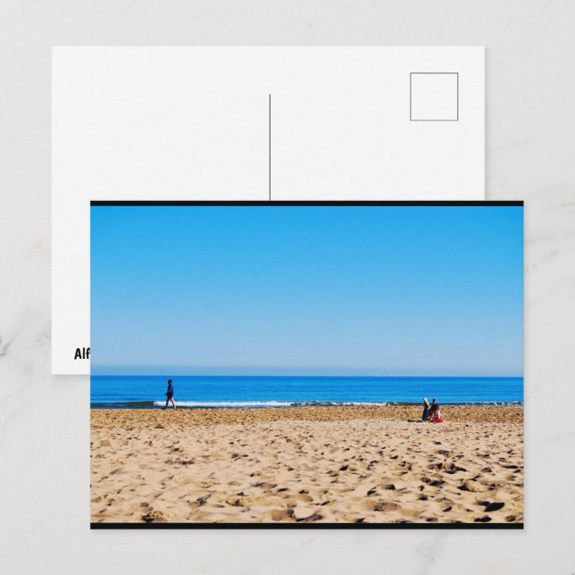 Lesen am sandigen Strand Postkarte (Vorne/Hinten)
