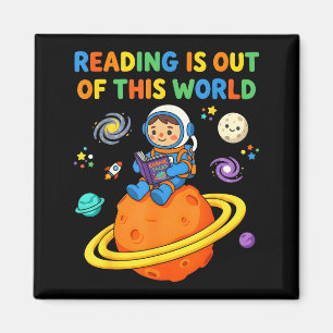 Lesen ist außerirdischer Astronaut beim Lesen Magnet