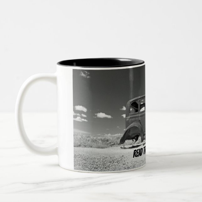 Lesen Sie die kleine gedruckte Tasse des alten Aut (Links)